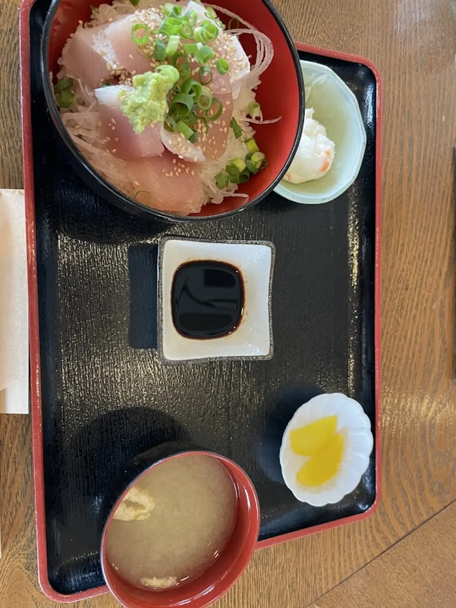 ごはんと味噌汁、小鉢が並ぶ定食のトレー